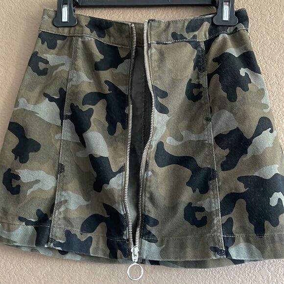 H&M army green camouflage zipper skirt size 6 - Picture 3 of 4